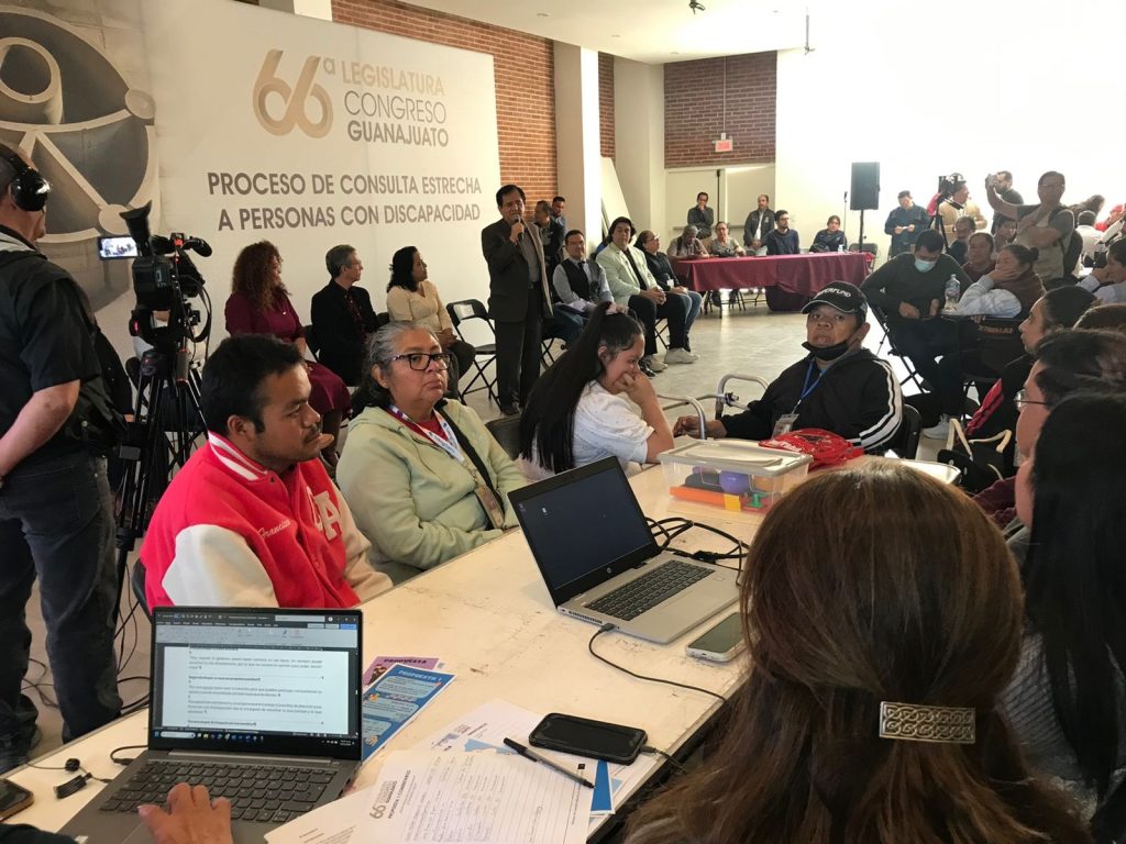 Participan personas con discapacidad en consulta del Poder Legislativo en Celaya