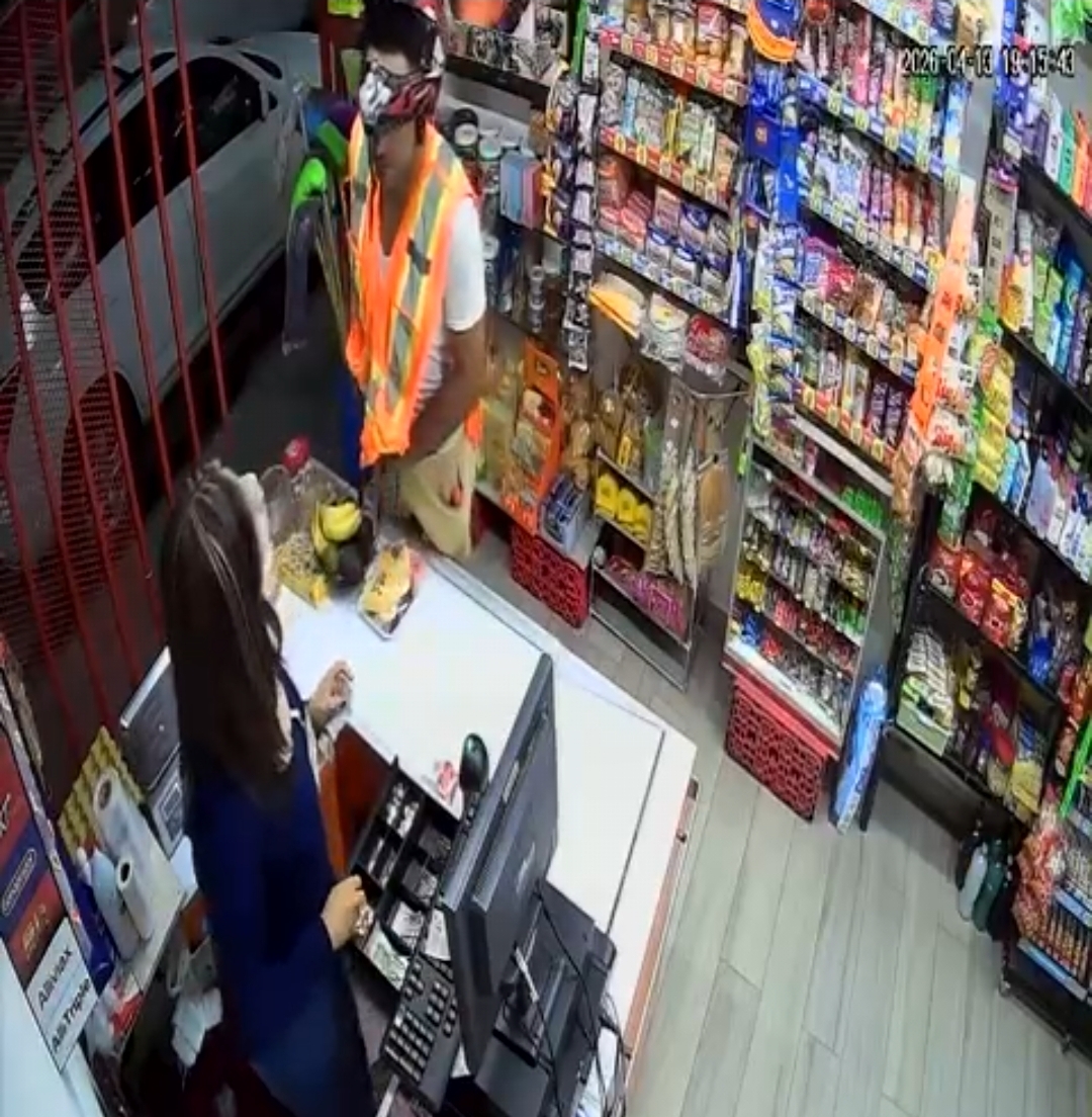 Asaltante con casco irrumpe en tienda de León y roba en segundos