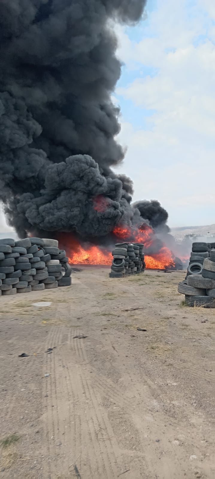 Se incendian 30 toneladas de llantas en León