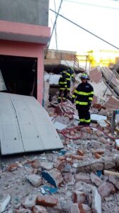 Dos bomberos graves y cuatro lesionados tras explosión en vivienda de León