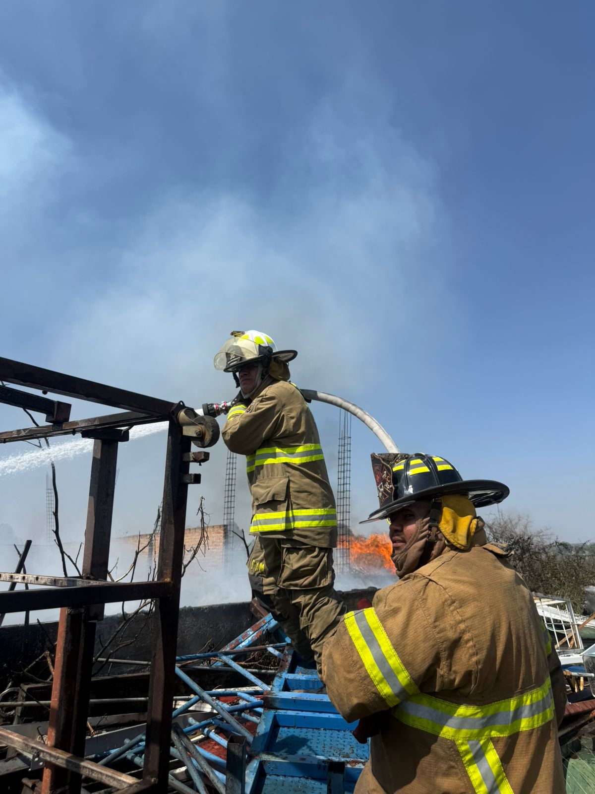 Controlan incendio en predio industrial de Purísima; deja intoxicados y daños materiales