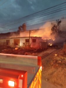 Fuerte incendio consume vehículos en deshuesadero de León