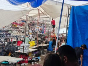 Fuerte tromba destroza puestos del tianguis de la Línea de Fuego en León