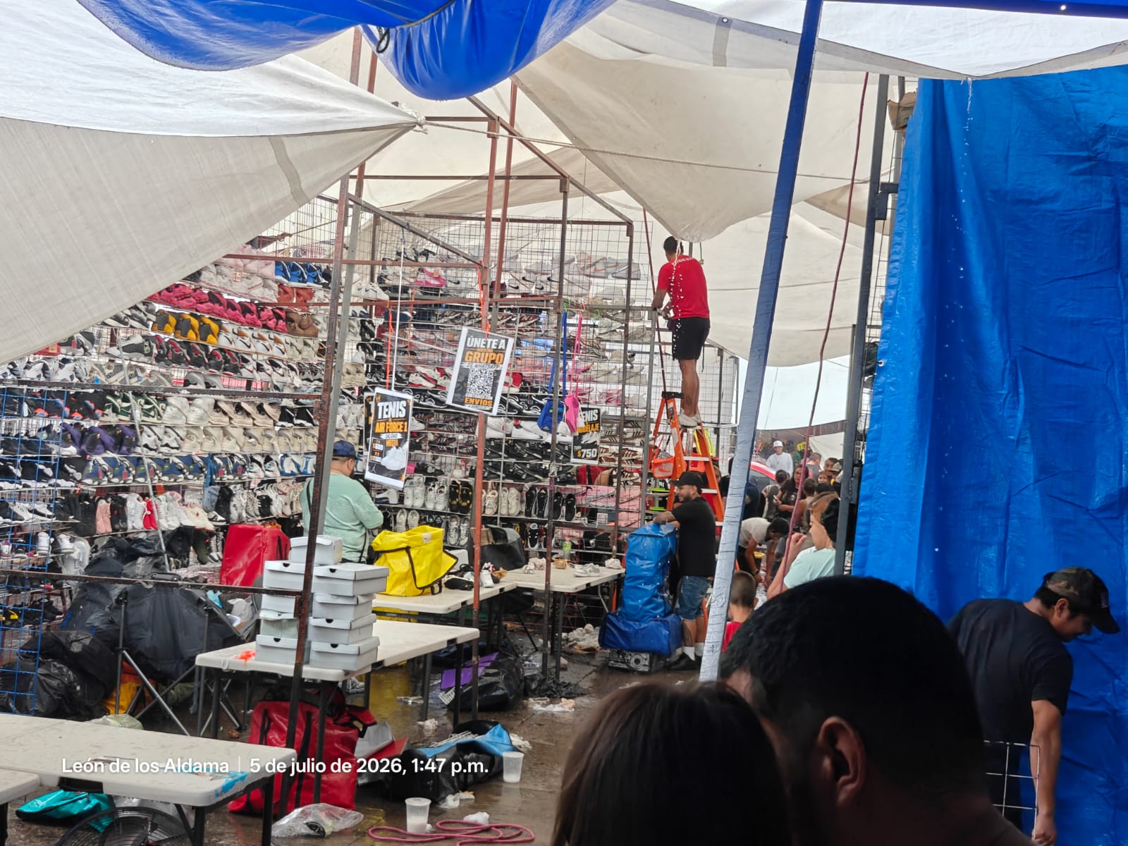Fuerte tromba destroza puestos del tianguis de la Línea de Fuego en León
