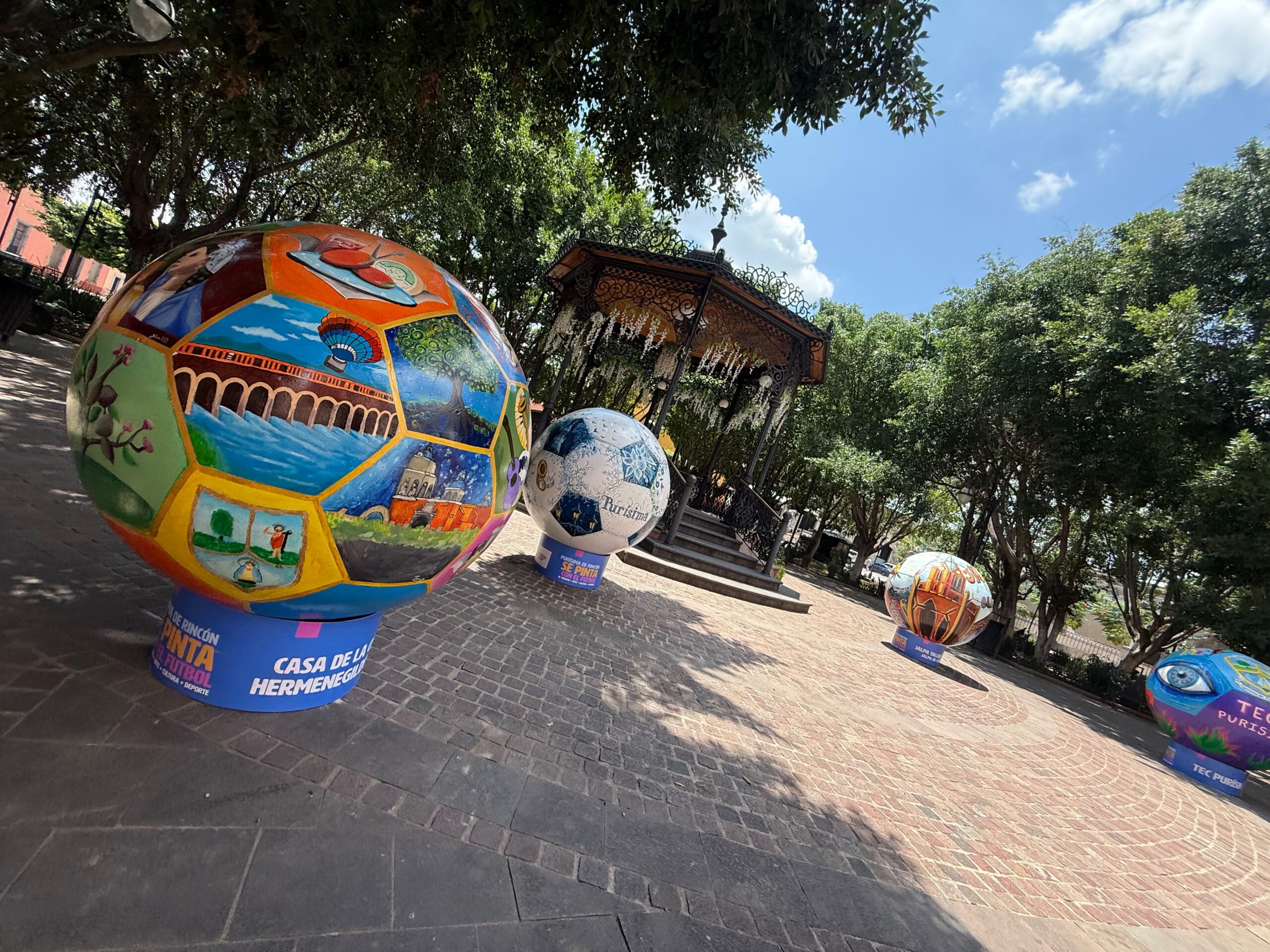 Purísima del Rincón lleva la exposición de seis balones gigantes a Jalpa de Cánovas