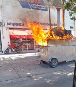 Incendio consume puesto de pollos al carbón en Celaya; Bomberos controlan el fuego