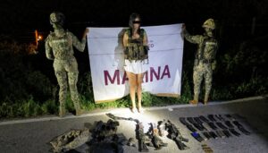 Marina detiene a mujer armada durante operativo en Escuinapa, Sinaloa