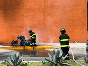 Moto queda reducida a nada al incendiarse en León