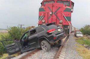 Tren arrolla camioneta en Pénjamo y deja cinco personas lesionadas