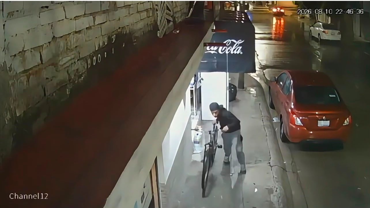 Le roban su bicicleta afuera de una tienda en León