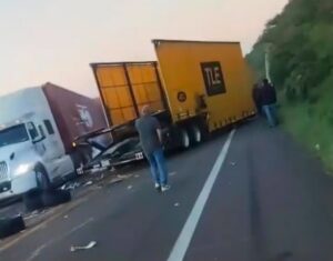 Continúa limpieza tras choque de tráileres en la Silao-San Felipe