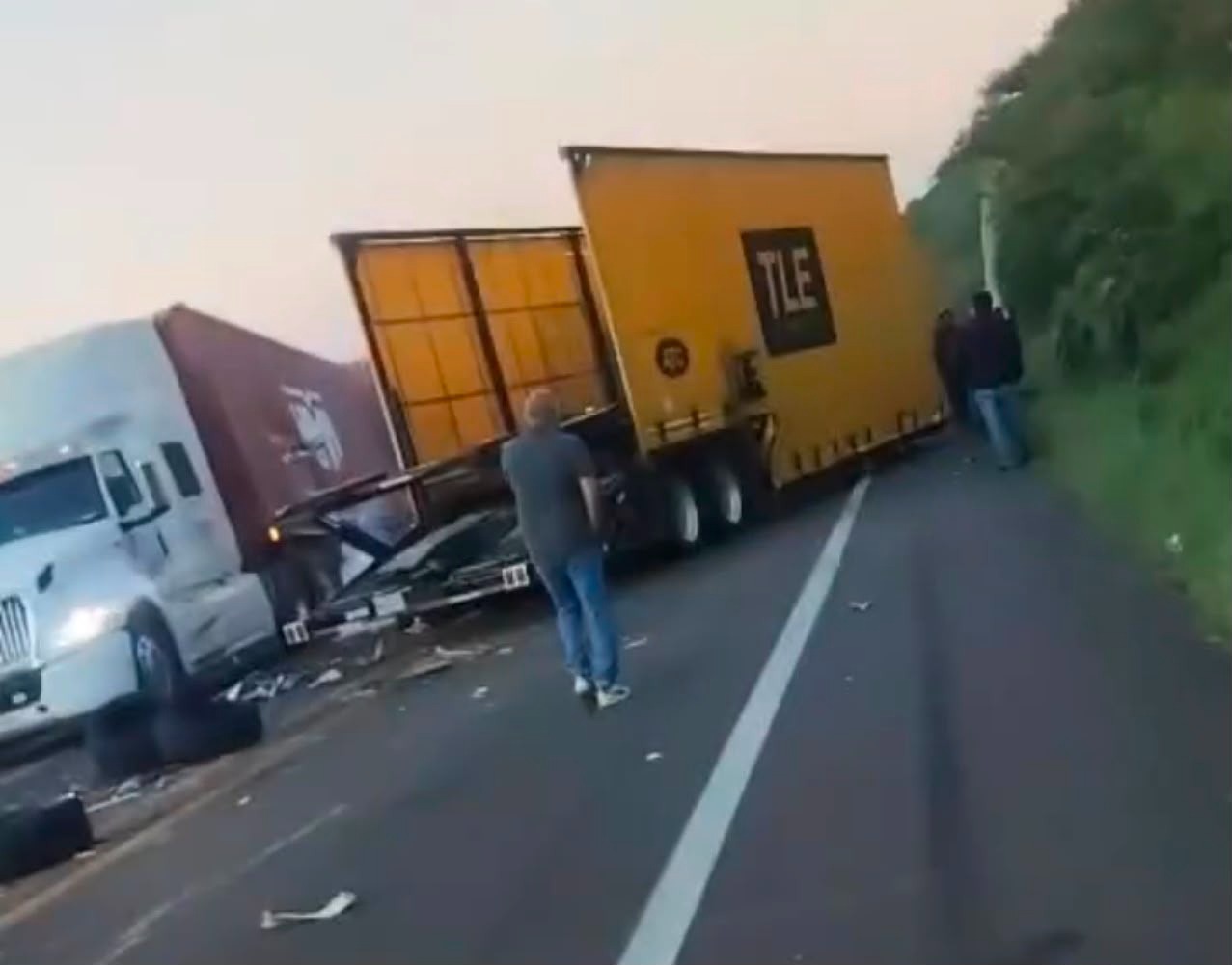 Continúa limpieza tras choque de tráileres en la Silao-San Felipe