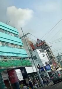 Incendio en Pollo Feliz provoca alarma en comerciantes de la Alemán, en León. 