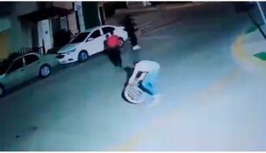VIDEO: Cuatro personas salen de una alcantarilla durante la noche en León