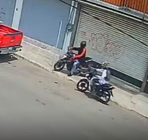 Difunden video de robo de motocicleta en Los Laureles, León