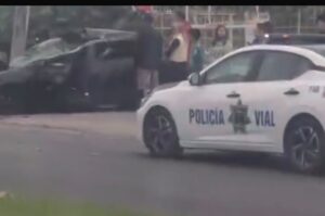 Deja volcadura dos personas heridas en la carretera León-Silao
